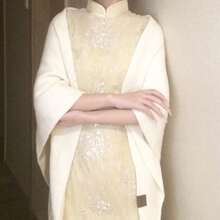 A Women's Solid-Colour Triangular Wool-Blend Shawl Featuring An Interwoven, Loose-Knit Design For Warmth. Adorned With Elegant Embellishments, This Sophisticated Accessory Embodies A Socialite Aesthetic. Ideal For Outdoor Excursions, Autumn And Winter Outings, And Snowy Seasons. - 白色 - 查看 8