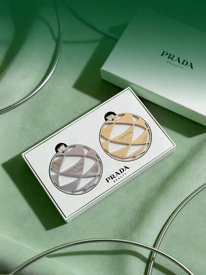 Prada Colgante de círculo hueco dorado y plateado con letra, accesorio de bolso de viaje de moda, llavero elegante, juego de regalo en caja elegante