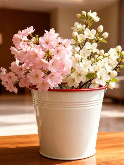 复古白边红边铁艺珐琅桶形花瓶，桌面花瓶，适合摆放春季黄紫色花束，简约桶形设计，迎接春日鲜花，为客厅、玄关或书房增添活力清新的花卉展示效果。