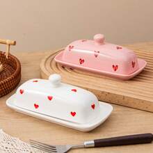 1个浪漫心形图案陶瓷黄油碟，带盖，优雅瓷质黄油盒，带凸起防滑条，装饰性黄油保鲜盒，适用于台面和冰箱，是情人节、周年纪念日、婚礼晚宴餐桌装饰和礼品的完美之选。