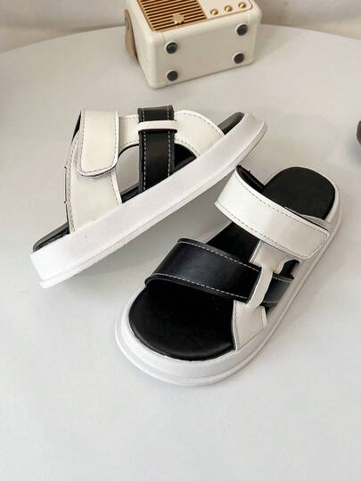 一双简约的厚底凉鞋，女童款 - 撞色鞋面设计，一体式鞋身，适合派对和日常穿着。