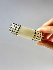 Vòng tay nhựa màu trắng nhuộm tie-dye bất đối xứng đính đinh tán bạc, trang sức nữ phong cách Y2K phóng khoáng mùa thu/đông, phụ kiện đa năng cho hàng ngày và các bữa tiệc. - Nhiều màu - Xem 10