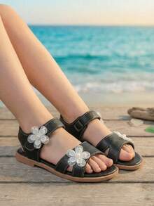 1双女童夏季露趾凉鞋，镂空设计，双层白色珍珠花朵沙滩凉鞋，黑色防污，适合度假、旅行、日常休闲穿着 - 黑色 - 查看 5
