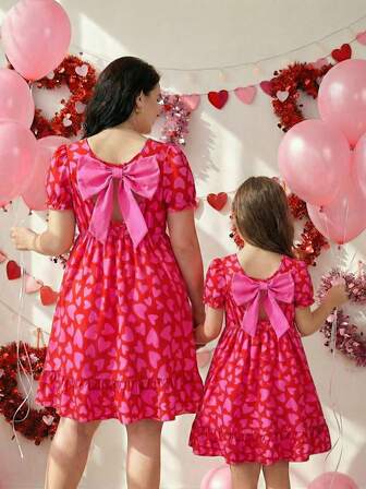 Vestido de manga corta con estampado de corazones por todo el vestido, con gran lazo desmontable para niñas jóvenes en el Día de San Valentín