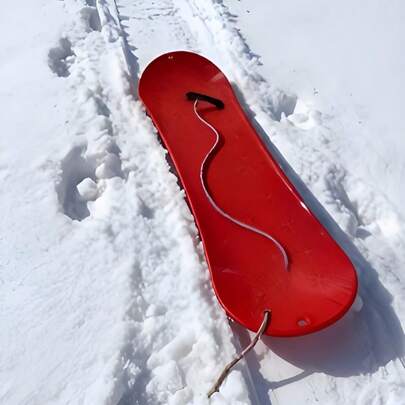 1 Stück Snowboard mit Schneeflocken Mustern, ausgestattet mit einem festen Gurt und einem Zugseil auf der Oberfläche, geeignet für Schneerutsch-Szenarien, praktisch und reich an Gestaltungsdetails.