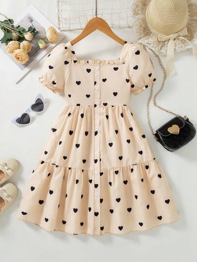 女童休闲荷叶边心形印花装饰纽扣短袖及膝公主袖连衣裙，适合春夏穿着