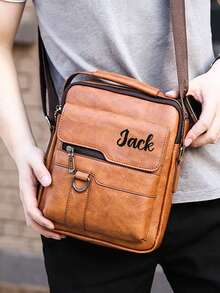 Sac banane personnalisé mode pour hommes. Peut être personnalisé avec du texte ou des graphiques. Polyvalent, décontracté et léger. Sac banane pour homme, mini sac carré. Bandoulière réglable. Convient pour les voyages, l'école, les déplacements, les achats et l'usage quotidien. Un cadeau parfait pour la Saint-Valentin, la Fête des Pères ou pour la famille, le père, le petit ami et le mari. - Multicolore - Voir 3