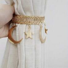 复古星月金属窗帘绑带 - 这款星月主题窗帘装饰采用锌合金材质，适用于客厅、卧室和书房。它是一款优雅的家居装饰品，兼具复古风格和耐用的锌合金结构，是客厅窗帘的理想之选。 - 彩色 - 查看 1