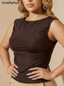 Blusa de licra satinada sin mangas para mujer, confeccionada en tela tipo licra stretch brillante acabado suave y elegante que realza la figura; diseño moderno con cuello redondo y delicados pliegues en los hombros que aportan un toque femenino y sofisticado; corte ajustado que moldea la silueta resaltando la cintura sin perder comodidad, ideal para mujeres jóvenes y señoras que buscan un look moderno, chic y versátil; perfecta para combinar con pantalones de vestir, faldas o jeans, creando desde atuendos formales hasta casuales con estilo; prenda ideal para usar en otoño, invierno o cualquier temporada gracias a su tejido elástico y confortable; blusa básica elegante, atemporal y fácil de combinar, imprescindible en el guardarropa de toda amante de la moda que desea lucir impecable y segura en cualquier ocasión, ya sea en la oficina, reuniones, cenas o salidas especiales. - Café integral - Ver 1