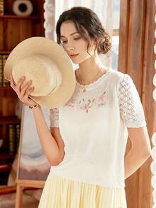 Knit Mix 优雅女士时尚针织法式通勤T恤，刺绣装饰，短袖镂空常规版型休闲上衣，简约复古返校秋冬服装，适合圣诞节、感恩节和新年等场合。