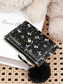 这款卡包饰有精致的绒球，黑色蝴蝶结爱心图案搭扣，时尚轻薄便携，可装现金、身份证、信用卡、零钱，是生日、周年纪念日、圣诞节、情人节等节日送给爱人、女士、女孩、青少年、大学生、学生、书包、学习用品包等的理想之选，也适合学校宿舍和返校季使用。 - 黑色 - 查看 5