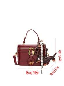 这款时尚的酒红色女士PU皮手提包款式多样，实用性强。包身饰有腊肠犬、饼干和算盘等可爱挂件。这款方形手提包配有字母标签，采用高品质五金配件，并配有顺滑的拉链。 - 酒紅色 - 查看 4