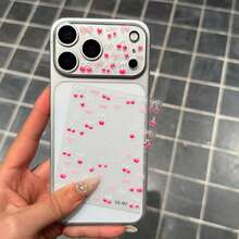 这款手机壳采用柔和可爱的元素，例如粉色蝴蝶结和樱桃，搭配图案贴纸，完美适配苹果 17 Pro/17 Pro Max 系列。这款摄像头保护壳适合日常使用，无论是在办公室还是在家中，都能有效保护您的手机。它防水防震，是日常办公和居家使用的理想之选。