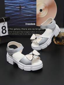 一双最新款彩色装饰儿童凉鞋，舒适时尚，优雅休闲。适合商场购物、暑假旅行和日常外出，可轻松搭配各种儿童服装。 - 銀色 - 查看 3