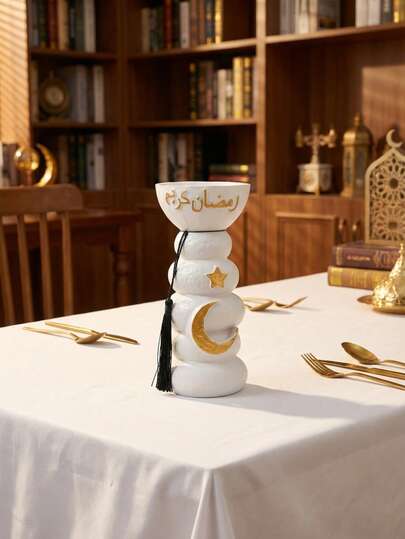 一套纯白色纹理香炉，饰以星月图案。香炉主要由树脂及类似材料制成。其设计特色包括：顶部开口处饰以金色阿拉伯祝福语，层叠柱状结构，以及黑色流苏装饰，呈现出简约风格，并带有独特的异域文化气息。