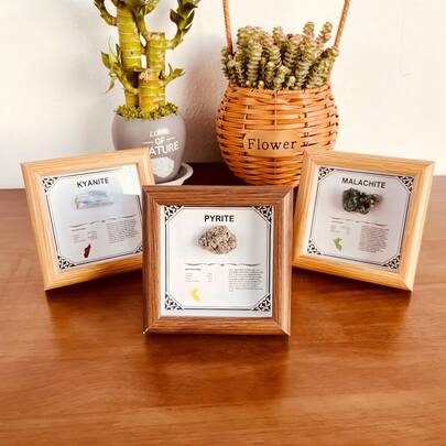Marco de fotos de espécimen mineral natural, hecho de varios materiales como malaquita, corindón, pirita, aragonito, etc. Es una decoración para uso en el hogar y la oficina, y un regalo para amigos.