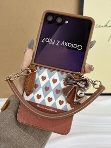 1个时尚简约的棕色心形网格元素皮革折叠手机壳，搭配蝴蝶结挂绳，可保护手机并防止跌落：适用于三星 Galaxy Zflip 3/Zflip 4/Zflip 5/Zflip 6/Zflip 7/ Razr 50 Ultra/ Razr 60 Ultra/ Razr 60/ Razr 50/Galaxy Z Flip7 FE - 棕色 - 查看 2