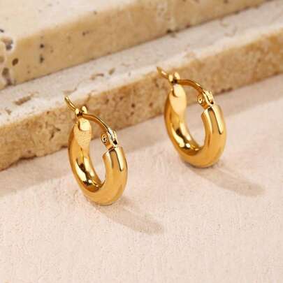 一对小巧精致的圆形不锈钢耳环，简约光滑，个性十足，适合女性日常佩戴，也是理想的情人节礼物。