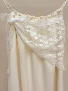 1 chiếc băng đô tam giác viền ren trắng, kết hợp với chân váy ngắn xếp lớp mỏng nhẹ thiết kế tối giản, phong cách thường ngày thời trang. - trắng - Xem 6