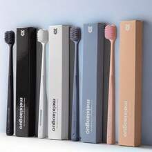 这款优质便携式独立包装的日常必备牙刷，采用柔软刷毛，适合家庭使用。这款超软牙刷专为敏感牙齿设计。超细刷毛可深入清洁牙缝和敏感牙龈，消除牙菌斑引起的口臭，保持口气清新。