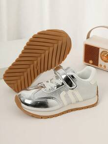 1双儿童银色亮面魔术贴运动鞋，设计：银色亮面+闪光材质鞋面，魔术贴搭扣，浅棕色橡胶鞋底，时尚休闲风格，适合儿童日常穿着 - 銀色 - 查看 6