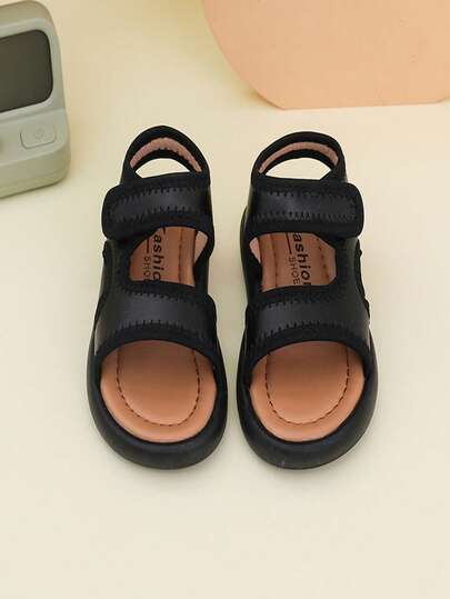 1 par 2026 Nuevas sandalias de playa abiertas para niños, con diseño de doble , disponibles en colores clásicos negro, blanco y marrón, estilo abierto y calado, plantilla suave de color marrón claro, suela de goma blanca antideslizante, diseño simple y versátil. Esta categoría de sandalias casuales para niños presenta un diseño fácil de poner y quitar, con estructura abierta y calada para mayor transpirabilidad, adecuadas para niños y niñas en verano, playa, viajes y otros escenarios.