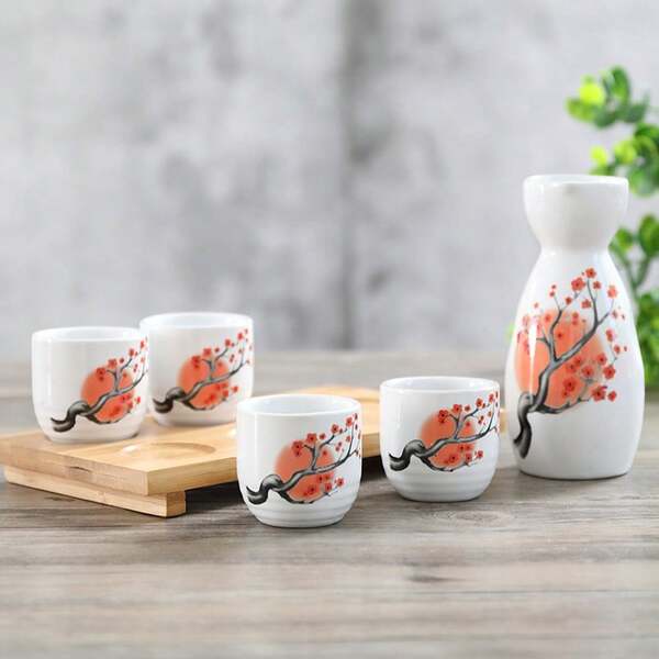 桜模様の陶器製酒器と白酒器のセットです。手作りのため、形や色はそれぞれ異なります。模様の色や位置はランダムですが、ご使用には問題ありません。酒器と酒器のセット