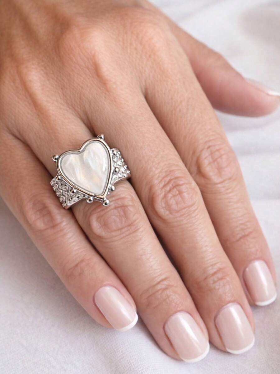 Women's Mother-Of-Pearl Heart Ring In An Organic Shape With An Elegantly Detailed Band, Perfect As A Sophisticated Luxury Gift. - 銀色 - 查看 1