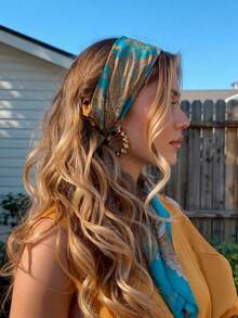 这款经典佩斯利花纹大方巾（90*90厘米）采用仿丝绸材质，适合夏季海滩使用。它可以作为头巾、发圈、披肩或腰巾使用。 - 彩色 - 查看 1