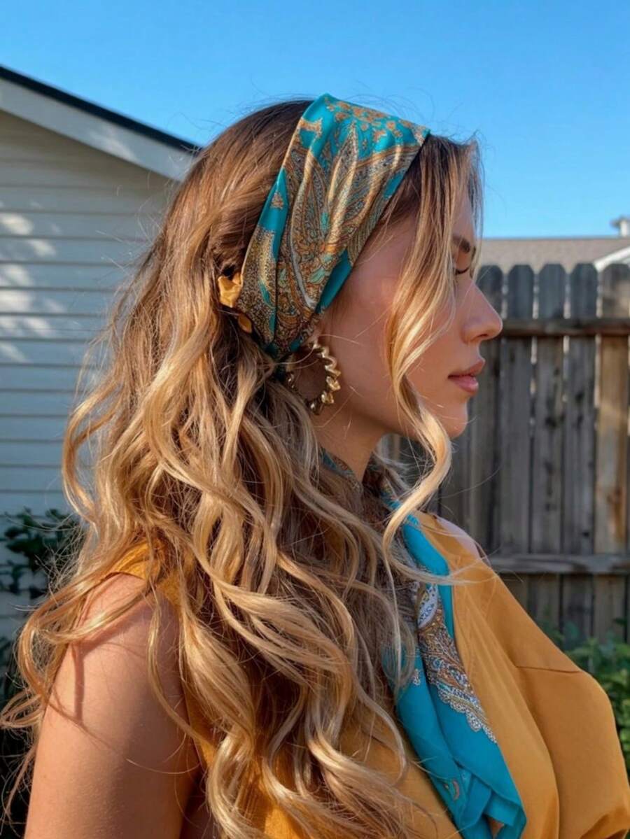 这款经典佩斯利花纹大方巾（90*90厘米）采用仿丝绸材质，适合夏季海滩使用。它可以作为头巾、发圈、披肩或腰巾使用。 - 彩色 - 查看 1