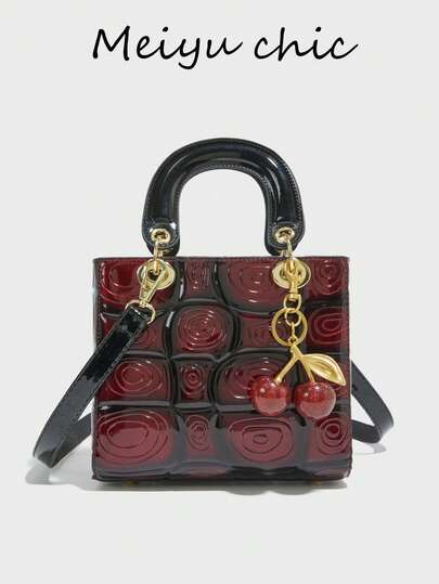 Este bolso de mujer de alta gama y elegante está hecho de tela de PU y presenta un patrón distintivo. Cuenta con asas dobles y está adornado con un delicado colgante. Versátil y práctico, es adecuado para mujeres, estudiantes universitarias, personas que van y vienen, citas, salidas, viajes diarios y una variedad de otras ocasiones. También es el mejor regalo para el Día de San Valentín.