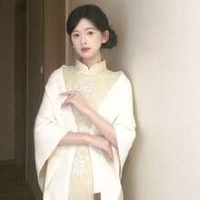 A Women's Solid-Colour Triangular Wool-Blend Shawl Featuring An Interwoven, Loose-Knit Design For Warmth. Adorned With Elegant Embellishments, This Sophisticated Accessory Embodies A Socialite Aesthetic. Ideal For Outdoor Excursions, Autumn And Winter Outings, And Snowy Seasons. - 白色 - 查看 7