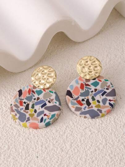 一对手工制作的软陶圆点简约短款耳环，适合女性日常佩戴、旅行度假，也可作为礼物赠送。
