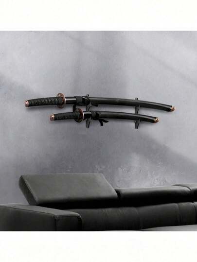 1个亚克力多功能剑架，适用于存放和展示光剑、武术剑、装饰剑等，包含架体、螺丝、防滑刀槽、通用安装套件，集武器收纳、家居装饰于一体，节省空间，适用于客厅、书房、武术馆、摄影背景等场所，性价比高，是剑术爱好者、收藏家和装饰新手的必备之选，安装简便，一应俱全。