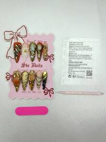 She Nails 亚克力美甲套装，可爱巴洛克朋克摇滚 Y2K 哥特铬金美甲设计，包含 10 片美式、美式和法式美甲亮面金属猫眼金色指甲、红色指甲、长款尖头亚克力手工压制指甲，饰以手绘金色波浪和 3D 花卉圆圈雕刻，适合性感酷炫的女性和女孩参加派对佩戴，附赠凝胶贴纸和指甲锉。 - 彩色 - 查看 8