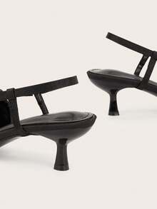 优雅尖头波点蝴蝶结踝带细高跟鞋，适合办公室通勤穿着。 - 黑色 - 查看 5