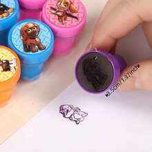 Paw Patrol 儿童成就印章套装。课堂奖励印章，适合教师使用 - 生日派对礼物的完美之选。非常适合课堂使用，包含随机个性化趣味教师印章及印泥，评分办公用品，小学作业奖励。教师评估奖励激励印章。 - 彩色 - 查看 8