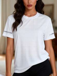 女士休闲短袖上衣，适合夏季穿着。这款白色速干透气T恤采用袖子印花设计。适合日常外出、运动、跑步、徒步旅行和休闲场合。 - 白色 - 查看 8
