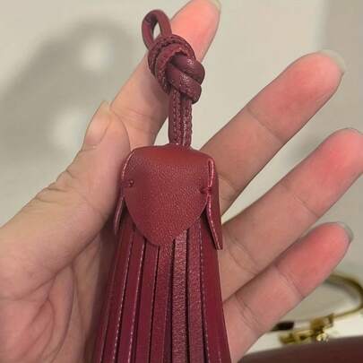 复古流苏仿皮钥匙扣一件装 | 手工制作，红色流苏包包配饰。设计优雅的钥匙扣，适合休闲和正式场合。经久耐用，是装饰手提包、背包和钱包的完美之选。生日和周年纪念日的理想礼物。