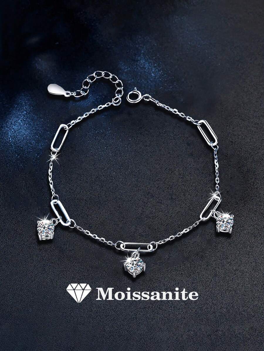 1条精美奢华的925纯银1.5克拉莫桑石手链，适合女性日常佩戴、参加派对、度假、情人节、圣诞节、万圣节等场合，是馈赠亲友的理想珠宝礼物。