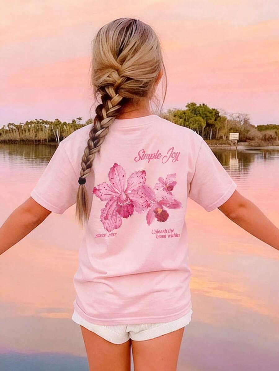 这款休闲印花圆领短袖T恤适合女孩和儿童夏季穿着。粉色花朵图案为喜爱花朵并想脱颖而出的女孩们提供了一款独特的T恤选择。女童服装，女童图案T恤，夏季上衣，女童服饰，开斋节快乐，斋月吉祥 - 粉色 - 查看 1