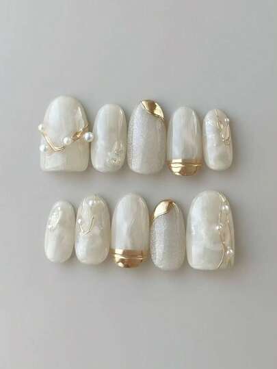 10 móng giả dán thủ công nguyên chất, kích thước trung bình, hình bầu dục, màu vàng kim, kiểu dáng sang trọng, màu trắng sữa với đầu móng kiểu Pháp màu vàng kim, được vẽ tay tỉ mỉ, đính ngọc trai giả, tạo nên vẻ ngoài nhẹ nhàng, tinh tế cho phụ nữ và bé gái, thích hợp cho các lễ hội, tiệc tùng và sử dụng hàng ngày vào mùa xuân, hè, thu, đông.