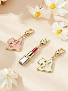 Prada 这款钥匙扣采用不锈钢材质，造型为香水和口红。它可以作为装饰吊坠、包包配饰或挂饰，适合装饰背包、挂在钥匙链上，是生日、节日、圣诞节或新年送给家人和朋友的理想礼物。 - 粉紅白色 - 查看 1