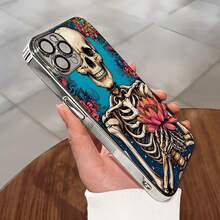 Esqueleto sonriente sosteniendo una flor rodeado de un diseño floral. Esta elegante funda es compatible con los modelos  17, 16, 15, 14 Pro Max, 13, 12, 11, XR y XS Plus. Fabricada en silicona TPU, ofrece protección contra golpes y caídas, además de una sensación superior. Es un regalo ideal para familiares, amigos y seres queridos, y una opción perfecta para Año Nuevo. - Plateado - Ver 1