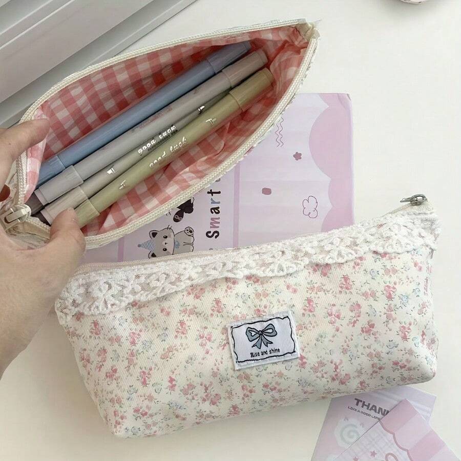 A Pink Floral Large-Capacity Pencil Case That Can Also Be Used As A Makeup Bag For Women. It Features Lace Trim And A Red Checkered Lining. Perfect For School, Travel, And Organizing Supplies. - Hồng - Xem 1