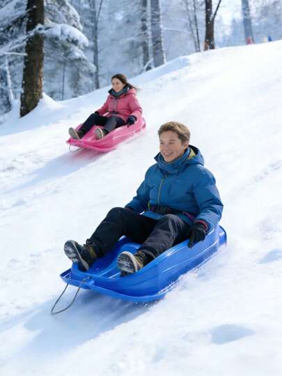 Conjunto de 5 trenós de neve reforçados, leves e fáceis de controlar, equipados com cordas de tração para facilitar o arrasto, ideais para atividades ao ar livre no inverno, com design de cantos arredondados para evitar impactos.