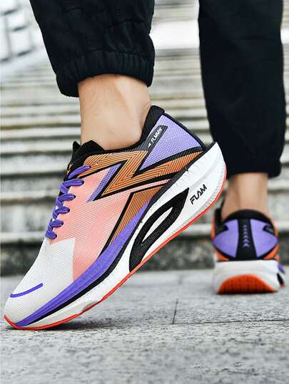 新款男女通用时尚休闲运动鞋，鞋底柔软舒适，适合日常穿着和户外活动，是情人节的绝佳礼物！