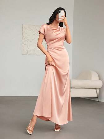 这款优雅的香槟粉色A字连衣裙，肩部饰有不对称褶裥，并采用纽扣设计。非常适合约会、度假、婚礼、活动、返校庆祝活动、毕业典礼、正式伴娘礼服、婚礼宾客礼服、舞会礼服以及秋季婚礼宾客礼服。