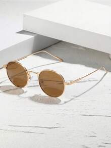 vintage com armação pequena e redonda, modelo feminino, elegantes e sofisticados para fotografia urbana casual, acessórios de praia, perfeitos para férias de verão, atividades ao ar livre e viagens. Armação oval, ideais para passeios e para a volta às aulas. - chá dourado - Ver 2