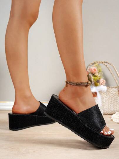 Dép lê đế xuồng màu đen trơn dành cho nữ, kiểu dáng thời trang, mũi tròn, quai ngang, màu đen, kiểu dáng mới mùa hè, giày đế dày bóng bẩy, dép đi biển, dép đơn giản đa năng cao 7cm phù hợp cho cả trong nhà và ngoài trời.